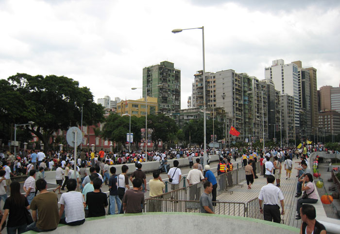 回歸前，我還沒印象有這樣的景象，到底是什麼人這麼本事可以在中國人自己的國慶日，煽動這麼多原本是溫馴、沉默的澳門人上街示威?