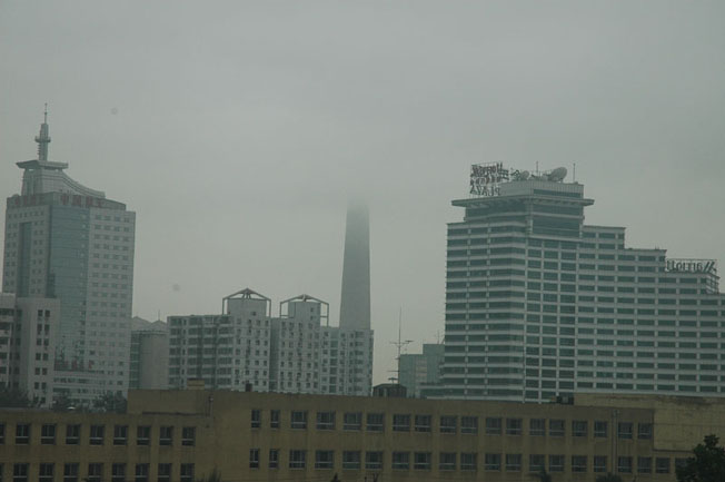 　這是從我們課室窗口看出去的一景，那不是煙窗，那是北京電視塔。<br /><br />　北京接待的朋友說，我們真不幸運，一年的夏天總有幾天壞天氣，這次你們來北京的七天全是這樣的　天氣：陰陰天、悶熱、空氣差。<br /><br />　三年後的今天正是北京奧運進行時，到時的天氣千萬不要像這樣。