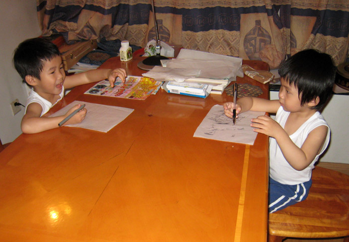 　兩個小朋友來到文化之家，似乎也受到勳陶，弟弟畫抽象畫。