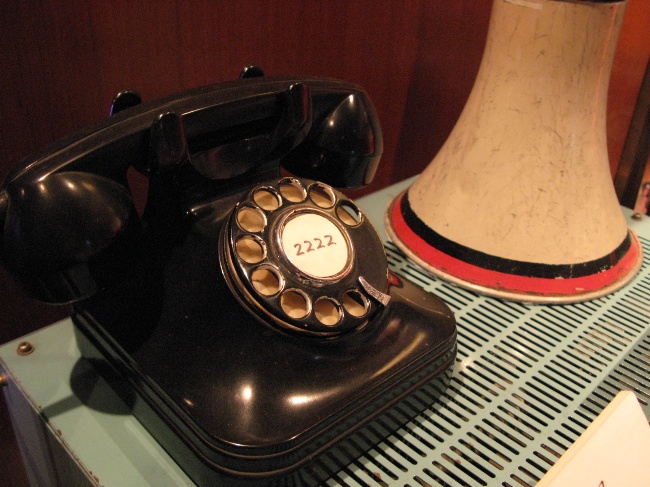 當年的電話(想當年,家中都有一個)
<br />2222應是當年消防的電話吧!