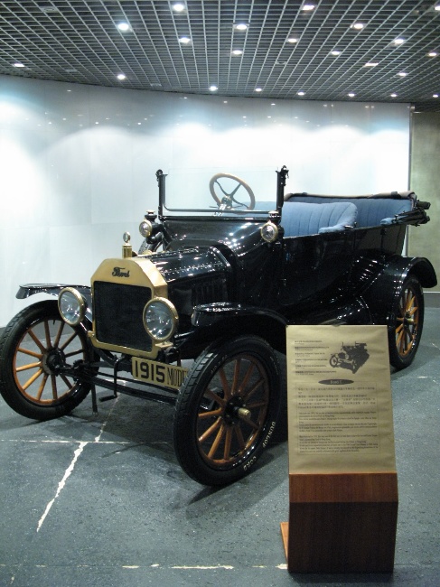 ford t 型
<br />1915年的車車
<br />車輪是木造的
