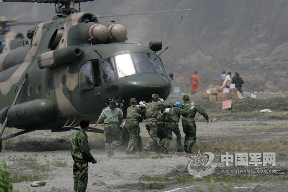 　成都空軍某部克服種種氣候變化、地行複雜等困難，多次進行三機起降，提高了空運時效，被災區人民稱為“希望的神鷹”。劉海山 攝影