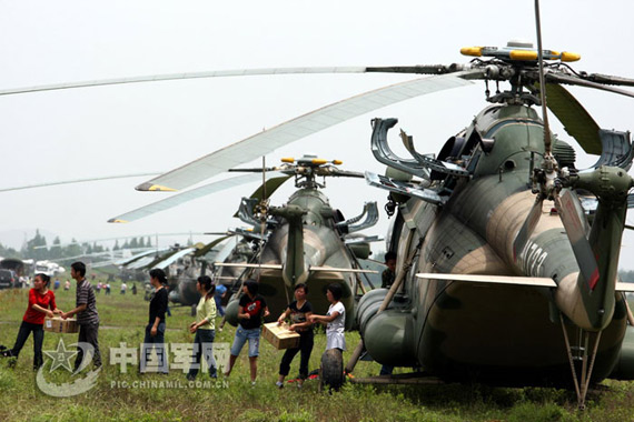 　5月18日，參加抗震救災的陸軍航空兵部隊共出動115架次，向災區60多個點位空投物資、運送傷員，架起了一條“空中生命線”。張雷攝