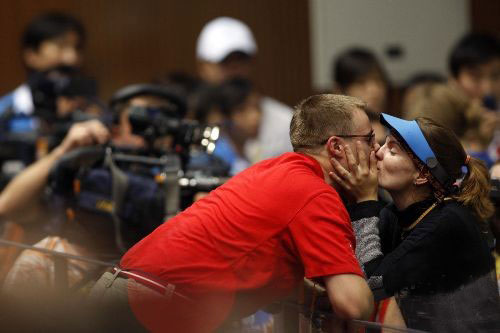 為奧運會開賽首日卡特琳娜射落首金後，丈夫埃蒙斯送吻慶祝。
