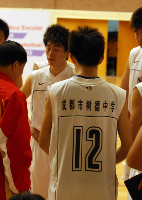 雖講是中國隊，其實是四川一間中學的籃球隊．