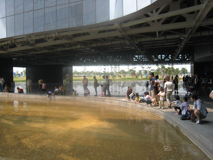 　個親水平台都幾受歡迎，最主要池中有唔少魚仔。