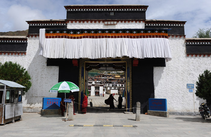 　早飯後參觀班禪喇嘛行宮扎什倫布寺，扎什倫布寺是西藏日喀則地區最大的寺廟，扎什倫布寺是由一世達賴喇嘛-根頓朱巴主持修建於 1447年，後成為四世之後歷代班禪喇嘛住賜地。它與拉薩的「三大寺」甘丹寺、沙拉寺、哲蚌寺合稱格魯派的「四大寺」。