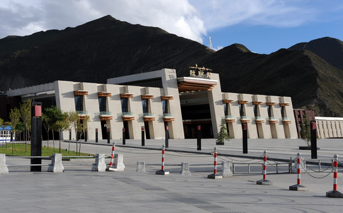 　拉薩站位於拉薩河南岸，海拔3641米，於2006年7月1日啟用。