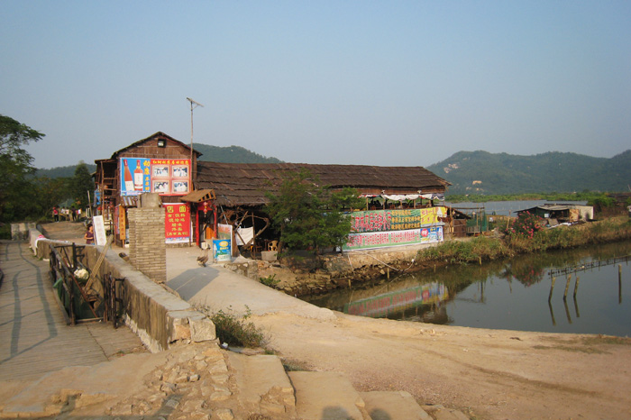 　景區的餐廳，可惜到這里已下午四點了，午餐只在唐家附近饑不擇食咁解決了，對當天午餐很失望，很對不起自己的肚子。<br /><br />　回來才知淇澳最出名的是泥燴雞，下去再去一定要大拆特拆。