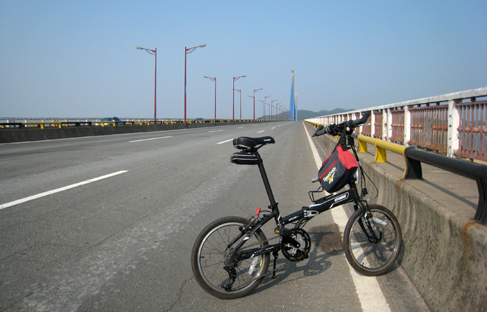 　這次終於到了淇澳大橋，淇澳大橋長約千四米，坡度不算大，三線行車，車不多，都算安全。<br /><br />　沿橋見不少踩單車人士，看來淇澳是一個踩單車熱門地點。