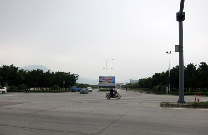 　珠海北師大的入口，入口經常有一大塊廣告牌，應不難找。