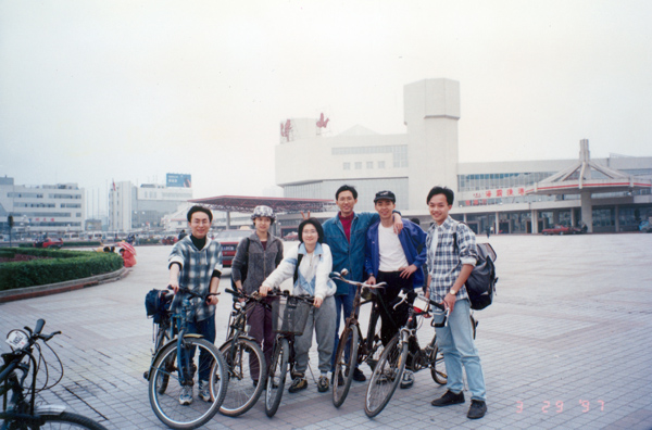 　尼張則是97年由廣州踩去佛山同學家的照片。<br /><br />　細看一下，我也忘掉我的單車為何會變成一架鏽跡斑斑的單車，唔知是當時生活太不濟還是實力太超班了。
