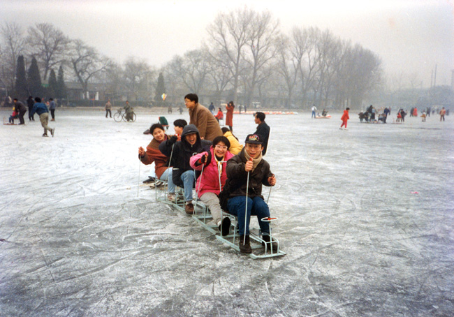 　這張是此行最喜歡的一張照片，是在北京後期在後海遇到師姐一齊玩冰的照片。