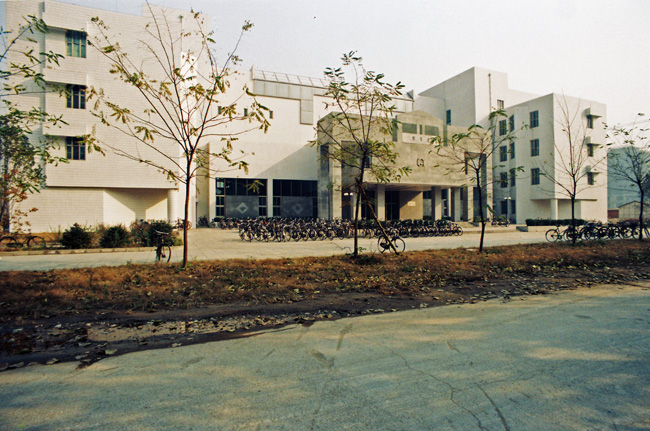 　新建的建築館，好像也普通了點，與清華大學在全國建築設計界的龍頭地位有些不襯。