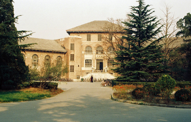 　清華大學其前身為清政府利用美國退還的部分庚子賠款所建立的留美預備學校「遊美學務處」、「清華學堂」，所以不少舊建築物都有些西式建築的影子。