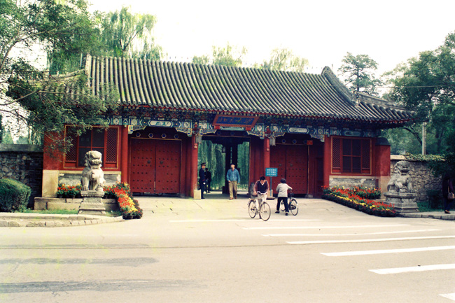 　這個好像就是北京大學的正門了，類似或比它大的這樣門口在北京多的是，經過時也差點兒留意不到。<br /><br />　現在要再拍一張這麼少人沒車經過的照片，都應是不小難度。