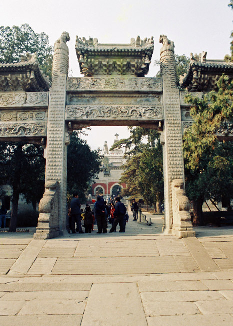 　園中除了不少亭臺樓閣外，附近也有頗具規模特色的寺廟。<br /><br />　由於清朝對藏教的推祟，北京不少寺廟都有藏教建築的影子，白塔是一個最明顯的特征。