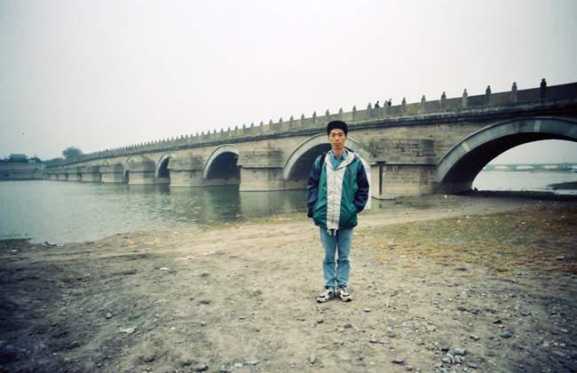 　盧溝橋橋下的永定河，北京的母親河。<br /><br />　原來當時的永定河還有這麼多河水，04年再去時，河床已幹沽了，好像是上游修水霸了。