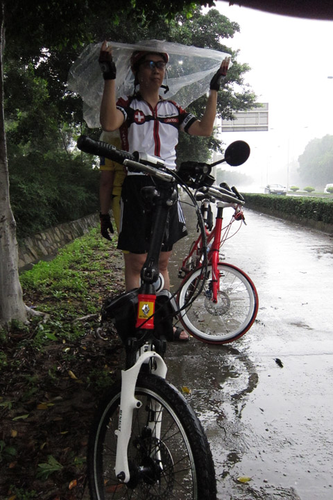 　邊踩邊避雨，可惜還未到疊石頂唔順了，在此站了半小時左右，最後頂唔順冒雨衝到不遠處的油站避雨。諗住都係微雨在樹下企一陣就得，點知…<br /><br />　場雨該下了一個多小時，如何看，這都不是微雨吧。