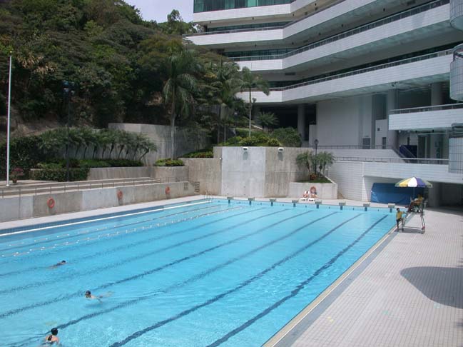 　運動設施只見到這個漂亮的游泳池。