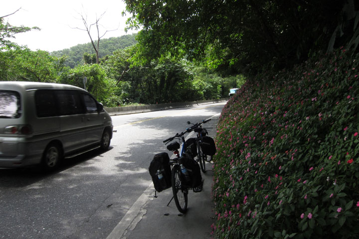 　又上一個海拔二百多米的山坡。山坡多數沒有單車道，但經過的車子多數都自己閃到對面線上了。<br /><br />　在蘇花公路上踩車，確如有一些車友說，絕對不會比在城里騎車危險。
