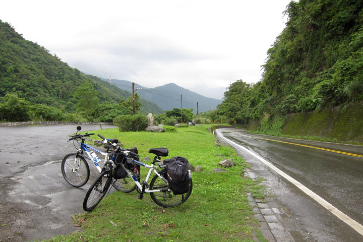 　不久又上二百多米的山坡了。<br /><br />　半山中，這里早前看來下過雨，看來踩得慢有踩得慢的好處，還是天公見我們來到收起雨來？