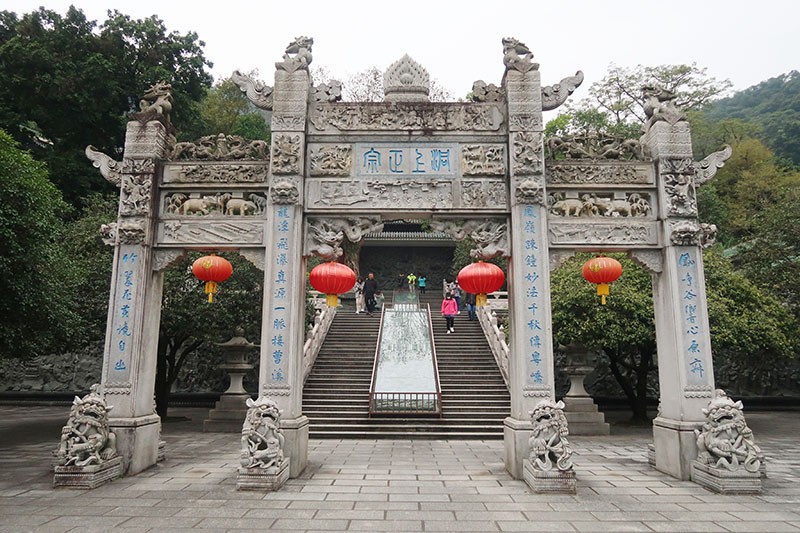 　慶雲寺，是廣東四⼤名剎之⼀，也是廣東⾃然環境最好的寺廟。
