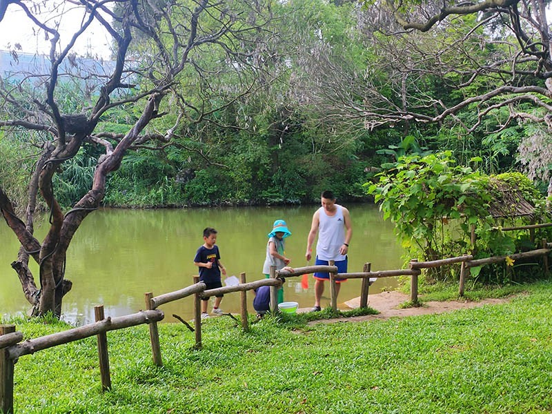 　天氣雖然熱，但也有不少家庭都帶小朋友出來，在家裡大家都很難避免給電子產品迷住。