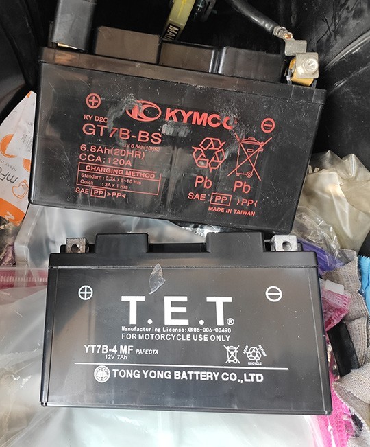 　原車電池用了約四年，後來在三盞燈換了兩次都係兩年左右，MOP450，原廠可能還會貴些，感覺偏貴，試下自己換，自買MOP300，都是副廠，上次台灣產，這次不見產地，查一查是台灣公司，估計不是MADE IN TAIWAN吧，這次再看看能捱多久。