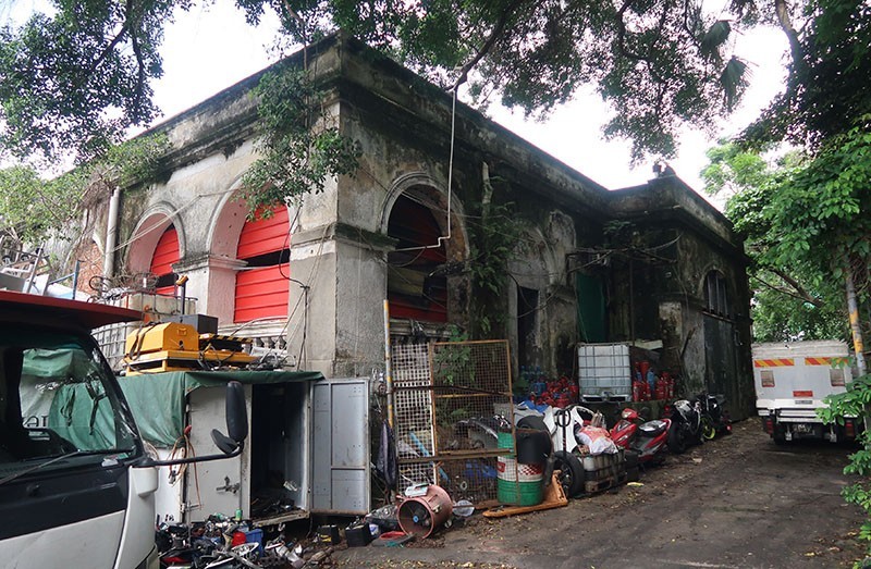 　西邊出口附近的修道院，約建於1828年。2007年，修道院及附近一帶土地被售予內地的建築公司，後被重新改建成民工宿舍。