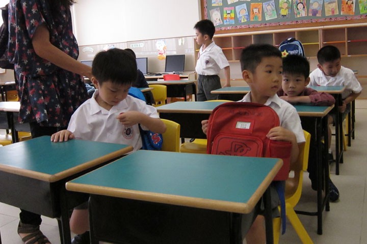 　因為其他同學仔都換書包了，哥哥還要背幼稚園書包。