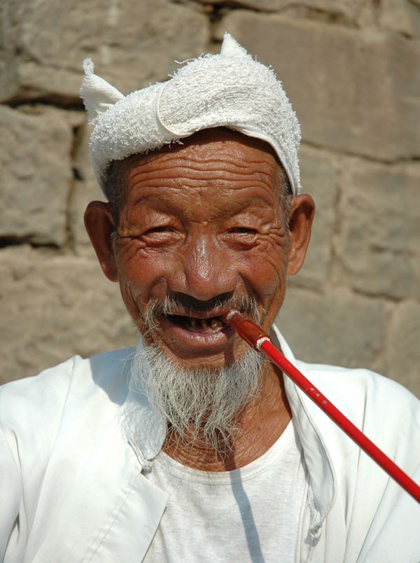 　在壺口瀑布附近專和別人合影的陝北老人。