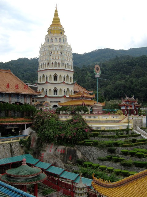 　萬佛塔，此塔的底部，中部和頂部分別採納了中國，泰國和緬甸寺廟的設計，綜合了3國寺廟的建築風格。