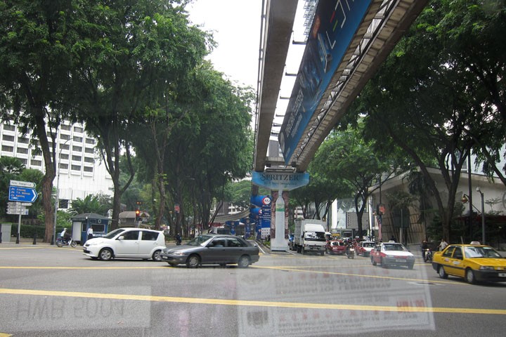 　吉隆坡似乎適合坐車多過走路，但巴士好像不多，事前也沒做過吉隆坡功課，吉隆坡除了雙子塔，其它一無所知了。<br /><br />　吃完午飯回酒店休息游水。