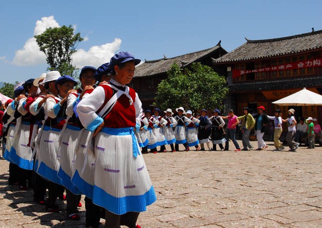 　四方街的納西舞表演，納西族是麗江的主要居民。