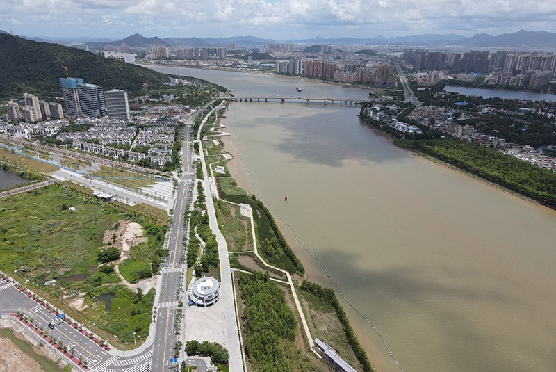 　黃楊河一河兩岸，能有這麼漂亮的濕地公園，附近的房地產開發該是主要功勞。