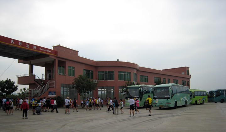 　第一段路坐車到古井，原計劃踩23公里到新會，但由於咁岩要經過珠海機場，而珠海機場正在搞航展，整隊車隊受阻大概一小時，第一段路只好取消，直接再坐大車去午餐。當大會主持人宣佈這消息時，大家的反應有些出乎我意料，是歡呼聲而不是失望聲，歡呼該是我這類十年都冇踩2次的人才是。