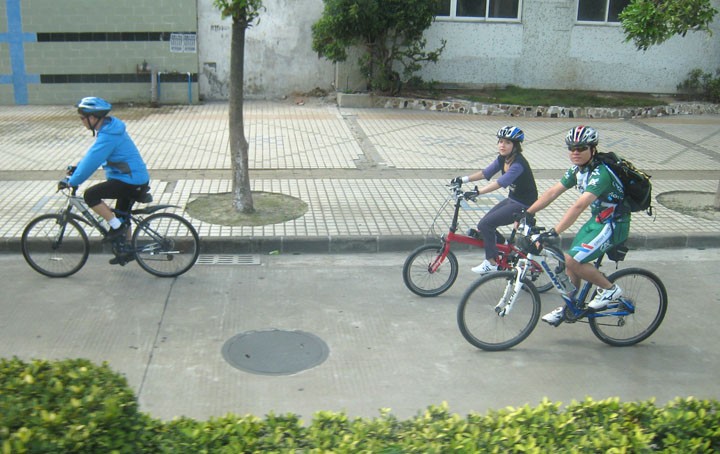 　唔好睇小ｄ細個轆車仔、姐姐仔，她仲快過唔少大個轆的哥哥仔。