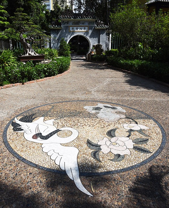 　進門地面有石砌的仙鶴圖，有鶴有花，估計是寓意長壽富貴的意思吧。