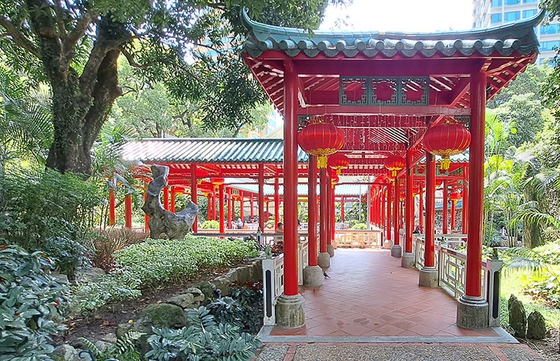 　「百步廊」原有小花園，現時是進行小型展覽活動的首選之地，每年都在此舉辦蘭花及盆景等展覽。