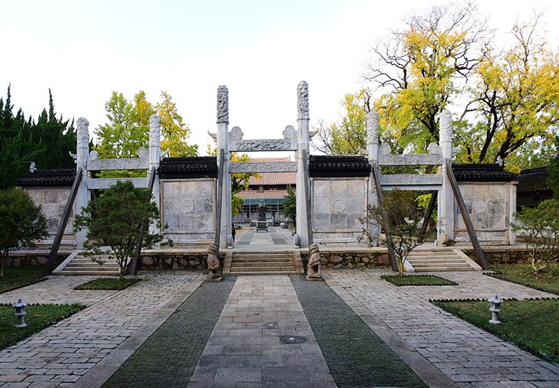 　中國孔廟建築中軸線上的第一座門是欞星門，傳說欞星是天上的文星，又稱文曲星，把孔子比作文曲星，因此得名。
