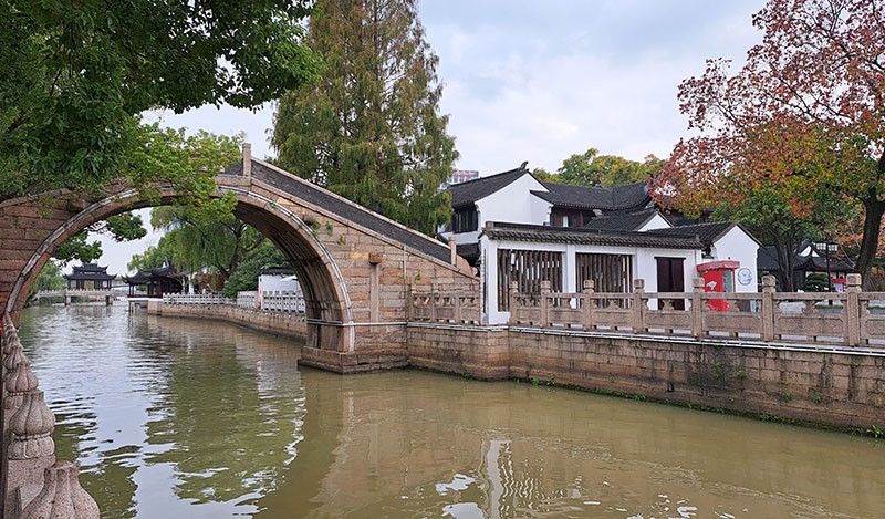 　寒山寺山門前面的石拱圈古橋是江村橋，橋下是古運河。