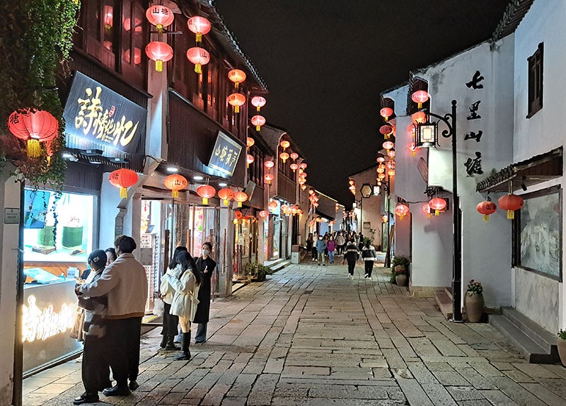 　山塘街上店鋪林立，自古有「姑蘇第一名街」之稱。