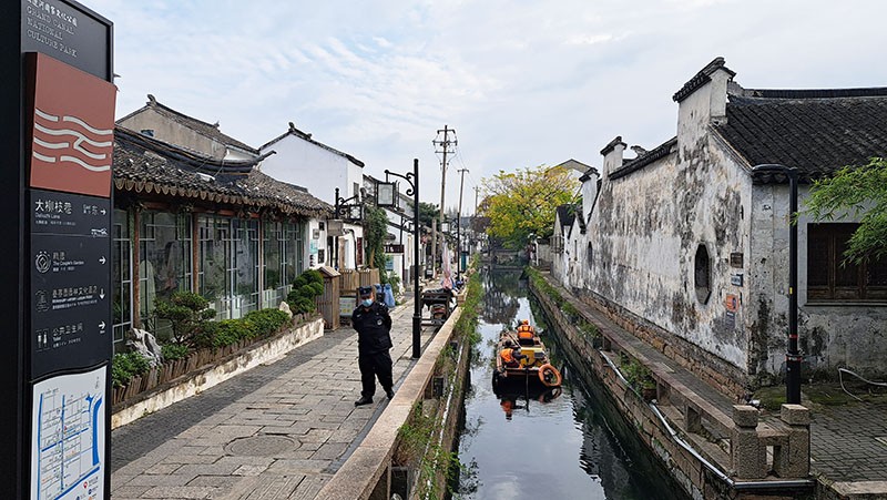　兩側支巷多為歷史悠久的小巷，保持“水陸並行，河街相鄰”的特色，與平江河組成水鄉的特色。所以就算沒去蘇州周圍的水鄉，在蘇州市內仍能感受到江南水城的特色。