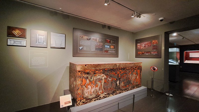 　位於負一層的特展廳，此時正在展出湖南省博物館借出的馬王堆漢墓藏品展。湖南省博物館也相當給面子，此為朱地彩繪漆棺，為中國禁止出國（境）展覽的文物。但也有所保留，最著名的千年女屍並未隨展。