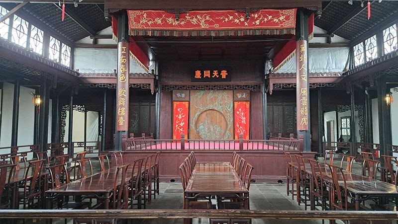 　在忠王府正殿東側戲廳內，還保留了一座大型的室內戲臺，是清咸豐十年（1860年）李秀成攻克蘇州後所建，是目前國內保存完好的室內古典戲臺之一。