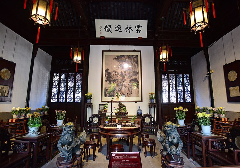 　第一大廳，原為貝氏家族祠堂。1917 年，上海顏料鉅賈貝潤生（　獅子林的假山據說有幾百隻假獅子，可惜笨忍一隻都看不出，幸好拍完這張相片，終於發現一個獅頭了。）花 80 萬銀元購得獅子林，用了將近 7 年的時間整修，新增了部分景點，並冠以&quot;獅子林&quot;舊名，獅子林一時冠蓋蘇城。貝潤生原準備籌備開放，但因抗戰爆發而未能如願。解放後，貝氏後人將此園捐獻給國家。<br /><br />　匾額“雲林逸韻”由版本目錄學家顧廷龍所題，稱讚元代畫家，獅子林的設計者之一倪瓚所作《獅子林全景圖》超凡脫俗。倪瓚，號雲林，“元四家”之一。