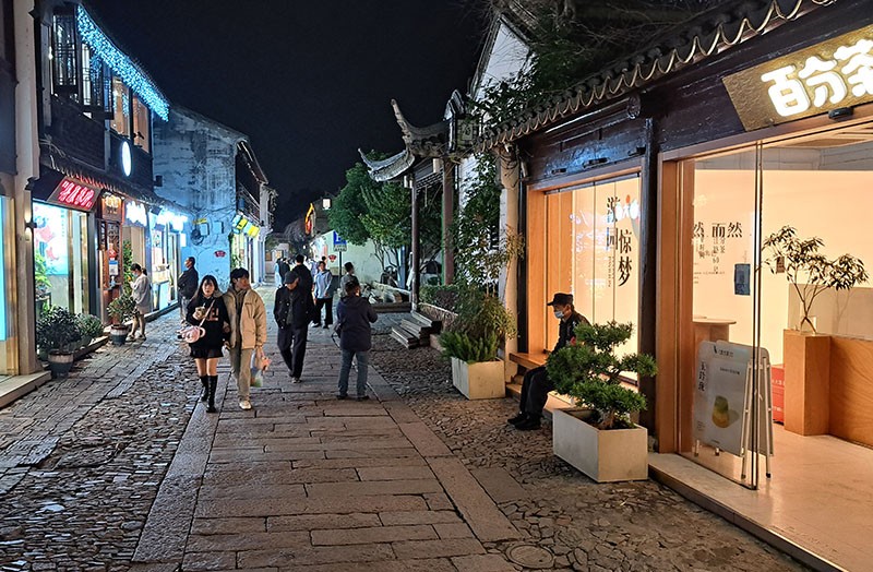 　蘇州盛產絲綢茶葉等，在平江路上可以看見販售絲綢旗袍與絲綢製品的小店，絲綢上的刺繡更是一門藝術；街上也有一些文創產業，特色風格的小店，都會讓人想進去看看。