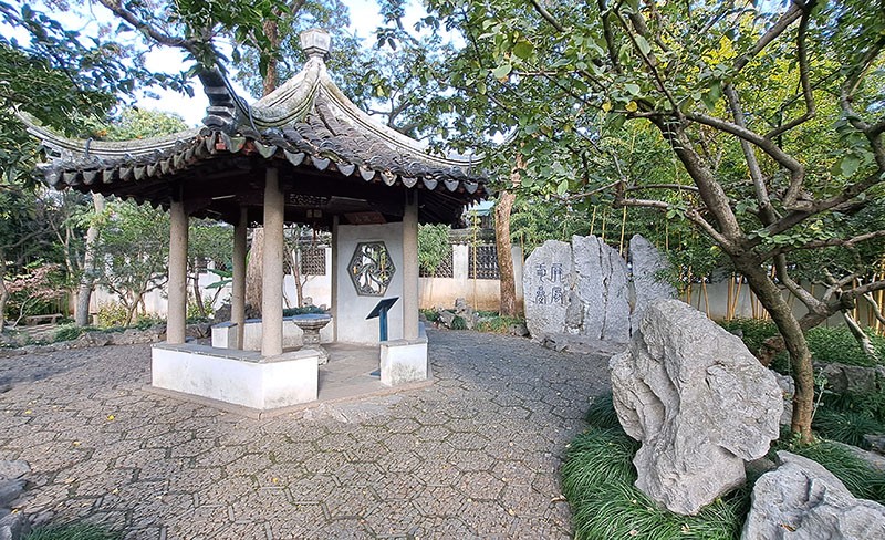 　亭子也不介意叫小滄浪亭。<br /><br />　右方三塊造型獨特的太湖石----屏風三疊，為怡園鎮園之寶。