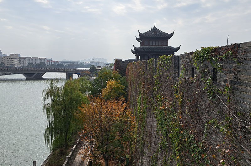 　城牆與外護城河。